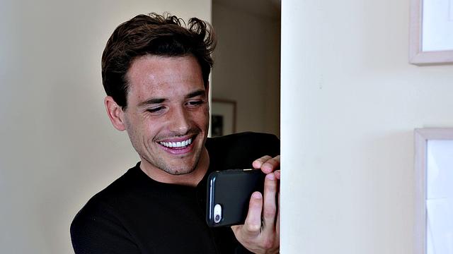 Горячая брюнетка страстно сосет и кончает с полной спермой во рту