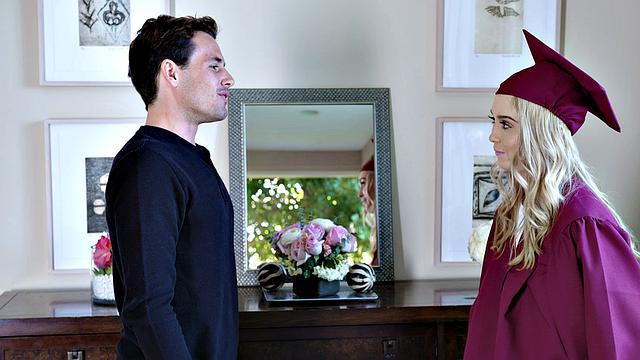 Горячая брюнетка страстно сосет и кончает с полной спермой во рту