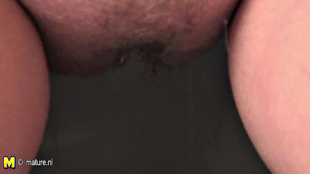 смотри, как пышная домохозяйка сосёт и трахается