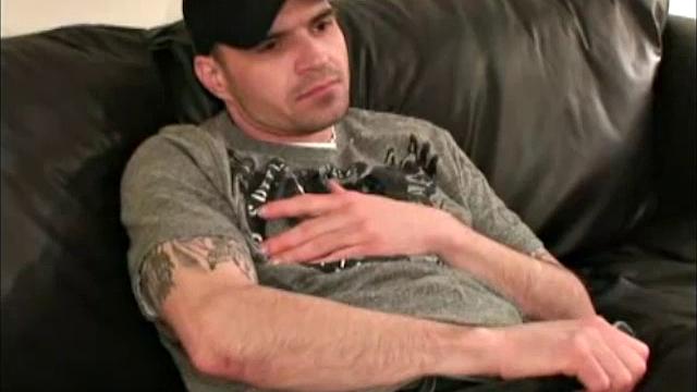 зрелый мужик дрочит и кончает на руку