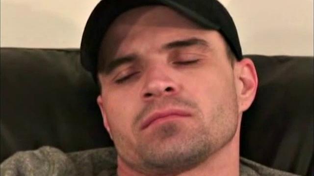 зрелый мужик дрочит и кончает на руку