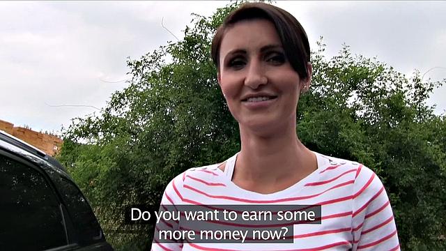 коротко стриженная зрелая трахается жёстко в анал прямо на парковке