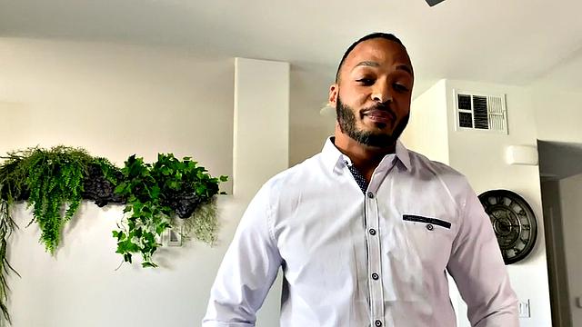 Hunk barebacking in interracial duo during pov sex