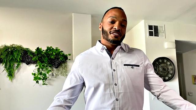 Hunk barebacking in interracial duo during pov sex