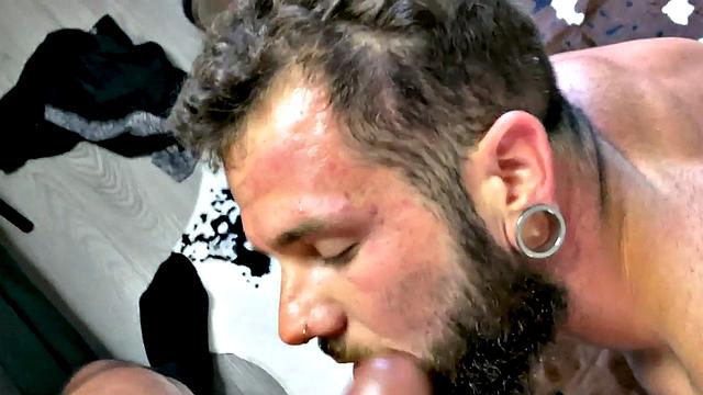 Hunk barebacking in interracial duo during pov sex