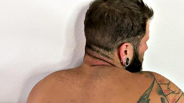 Hunk barebacking in interracial duo during pov sex