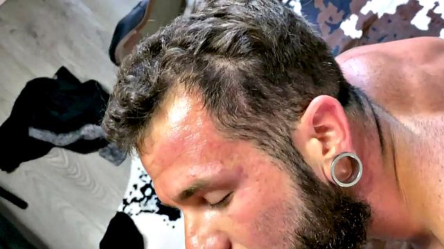 Hunk barebacking in interracial duo during pov sex