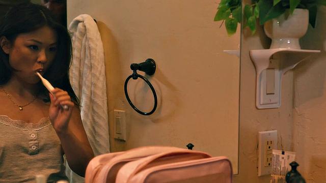 азиатка Lulu Chu трогает себя, глядя на подкачанного взрослого соседа