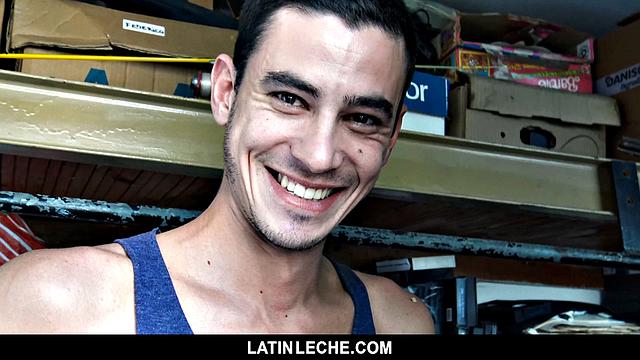 шустрый сосед выпросил латинский хуй и теперь довольный сидит