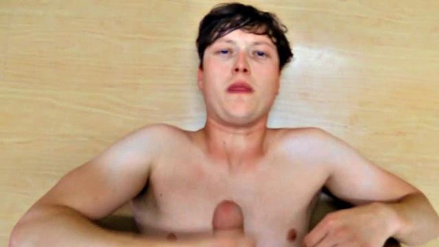 смотри, как настоящий мачо дрочит и сосёт до обильного конча