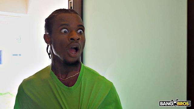 Summer Vixen мастурбирует и зовёт Damion Dayski, чтобы получить огромный член в киску и в задницу.