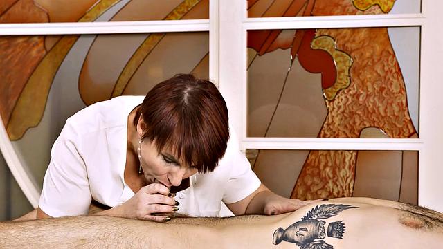 MATURE4K. Masseuse flashes in front of client and gives charms to him