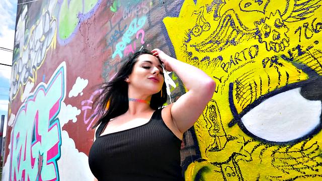 Пышная брюнетка Мейси Джейд становится на колени и получает густой фейс от Айка Дизеля на диване