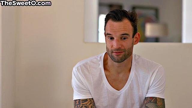 Стройная любовница скачет на члене парня после страстных ласк.