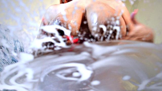 Бьянка выдавливает молоко из сисек и пьёт его сама