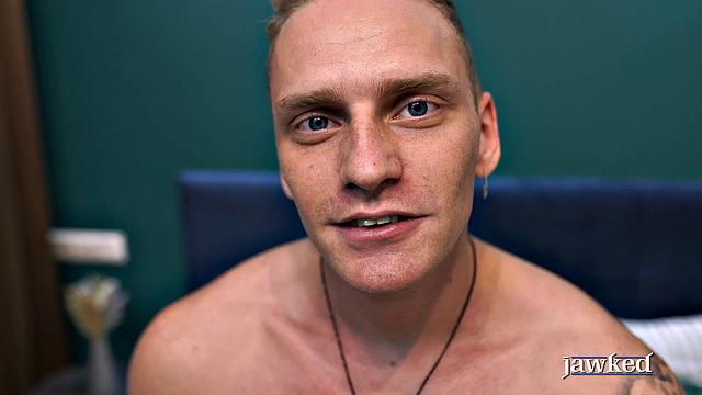 Мартин Спелл отрывается с другим парнем и не может сдержаться