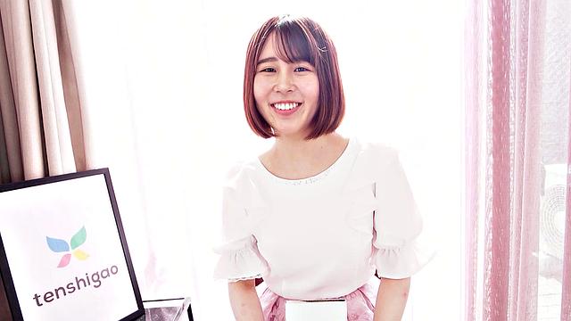 Куруми Аояма раздевается и играет с игрушками на камеру