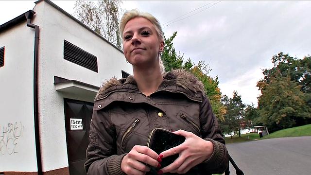 блондинка трахается с другим на глазах у парня pov