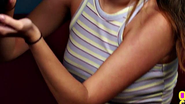 Британская студентка в очках с юмором дрочит и сосёт ради тёплого залпа