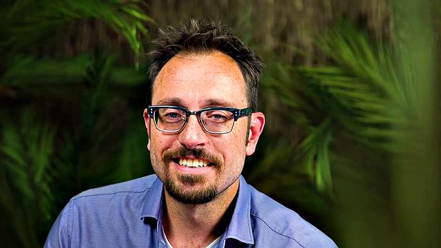 Зрелая королева заводит толпу на дикой вечеринке Вольфа Вагнера