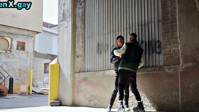 мощный качок с тату жарит худого пацана как на гриле