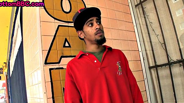 Amateur Black thug by white top in homemade anal