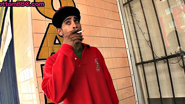 Amateur Black thug by white top in homemade anal