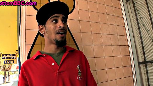 Amateur Black thug by white top in homemade anal