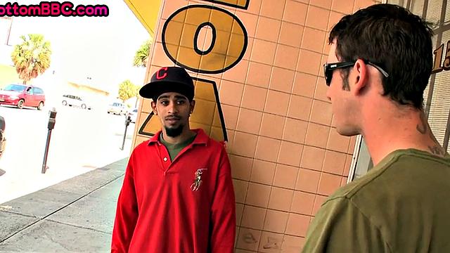 Amateur Black thug by white top in homemade anal