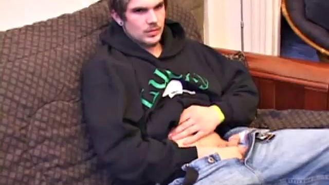 Лаки возвращается со скейтпарка и дрочит, смазывая жопу пальцем