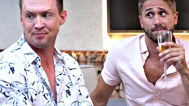 Здоровяк с жирным хуем плюёт на резинки и шпилит круглую жопу