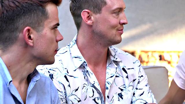 Здоровяк с жирным хуем плюёт на резинки и шпилит круглую жопу