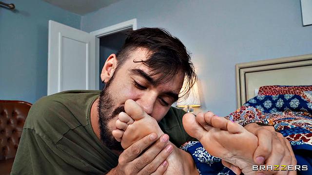 милфа дразнит ногами и получает жёсткий трах