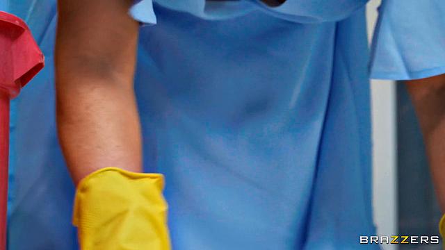 милфа дразнит ногами и получает жёсткий трах