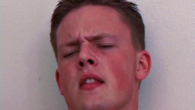 трент бросается на член лоу и тут же получает отсос в ответ