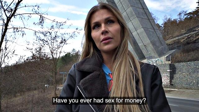 Шальная шлюха берет в публичке белый хер, влагалище уже не сухое