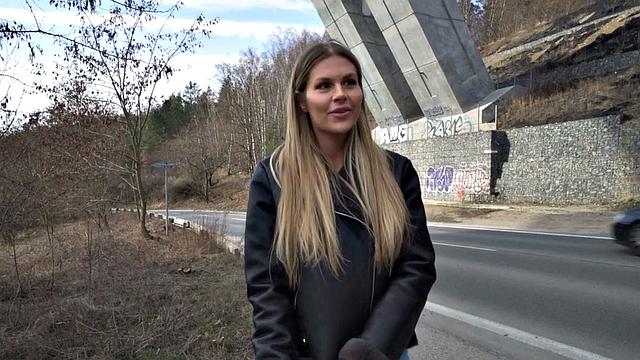 Шальная шлюха берет в публичке белый хер, влагалище уже не сухое