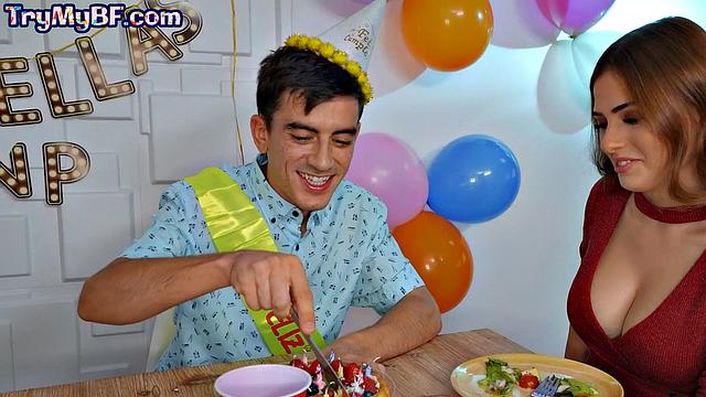 Латиноамериканка-слингерша трахает мужа подруги в горячем тройничке.