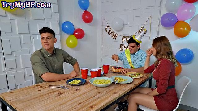 Латиноамериканка-слингерша трахает мужа подруги в горячем тройничке.