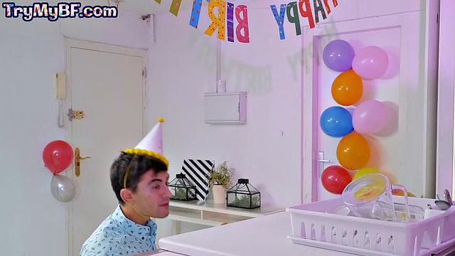 Латиноамериканка-слингерша трахает мужа подруги в горячем тройничке.