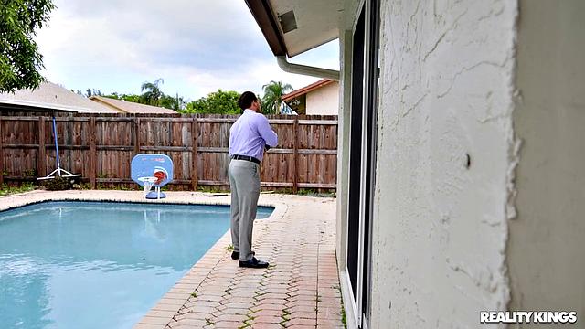 Джена Лав соблазняет оценщика и получает глубокий трах у себя дома.