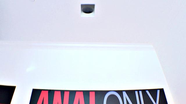 пенелопа жёстко трахается в анал и заглатывает по полной