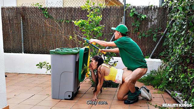 пригласила садовника, а трахает его по всем углам участка