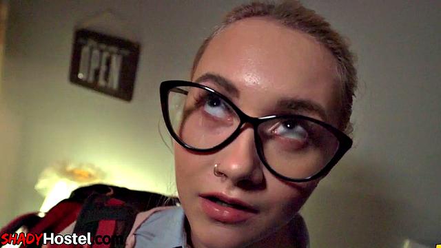 стройная 21-летняя жарко трахается с соседом по комнате