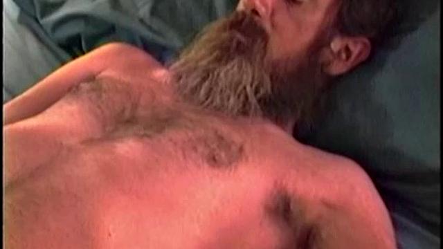 Рич шарится по подворотням, ищет, кто отсосёт и засадит палец в жопу