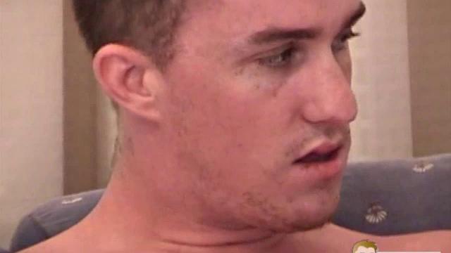 Майк заскочил в отель, подрочил на кровати и убежал с липкой грудью