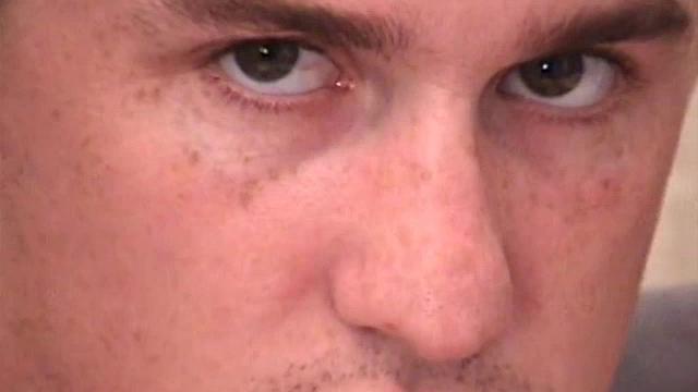 Майк заскочил в отель, подрочил на кровати и убежал с липкой грудью