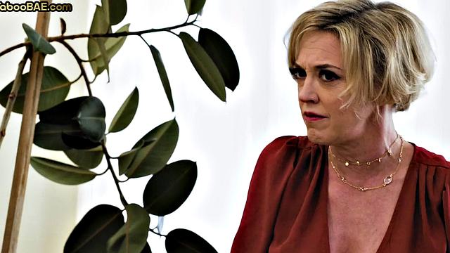 Cockhungry babe pussypounded and creampied in threesome