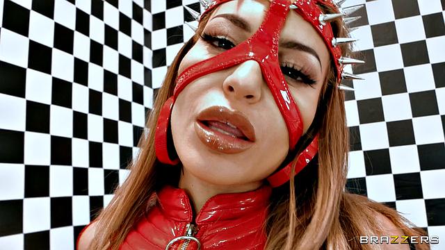 Кissa Sins вымазалась в масле, натянула кожу и получила анальный подарок от Мануэля Феррары - любителям фетиша посвящается.