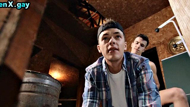 накачанный красавчик раздвигает жадного твинка с большой палкой